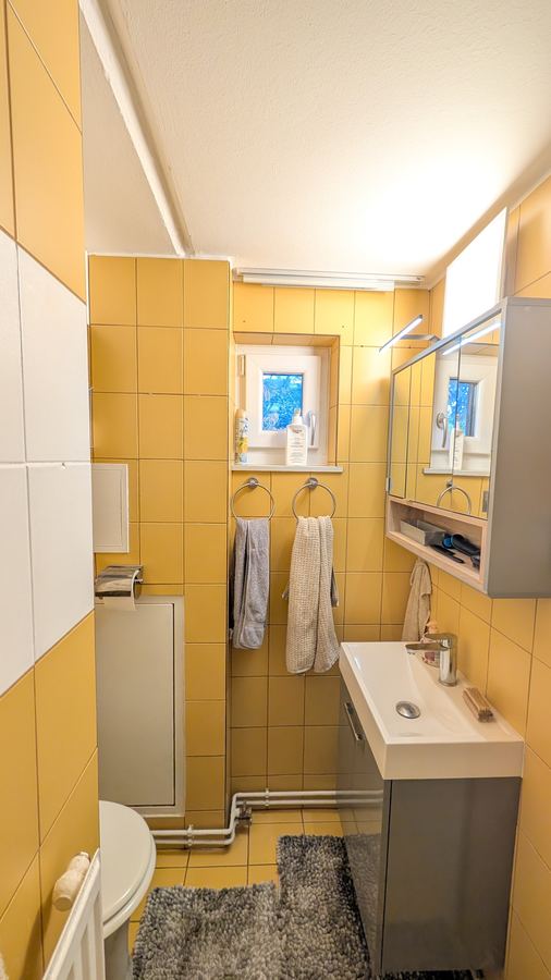 Bad mit Waschtisch und WC