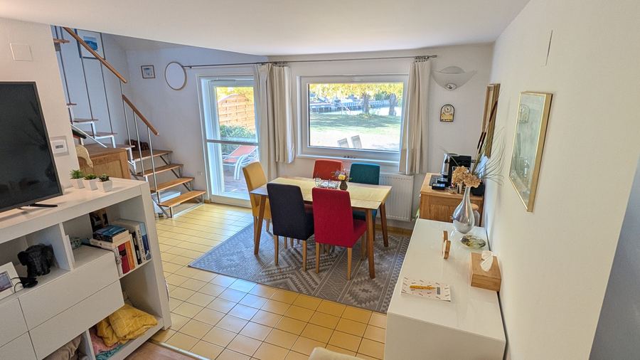 Wohnraum mit Blick zur Terrasse